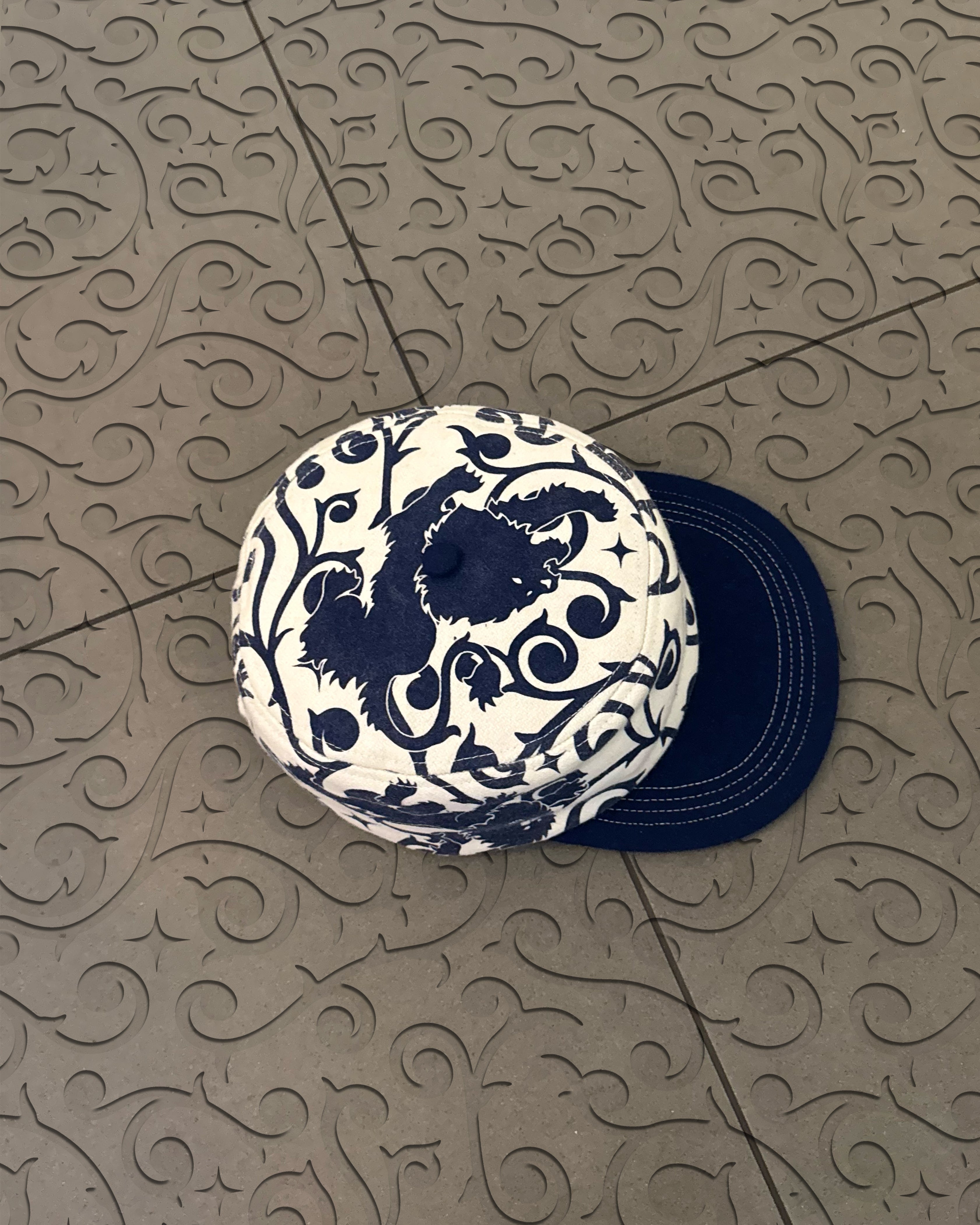 'HUNTING STARS' PILL CAP