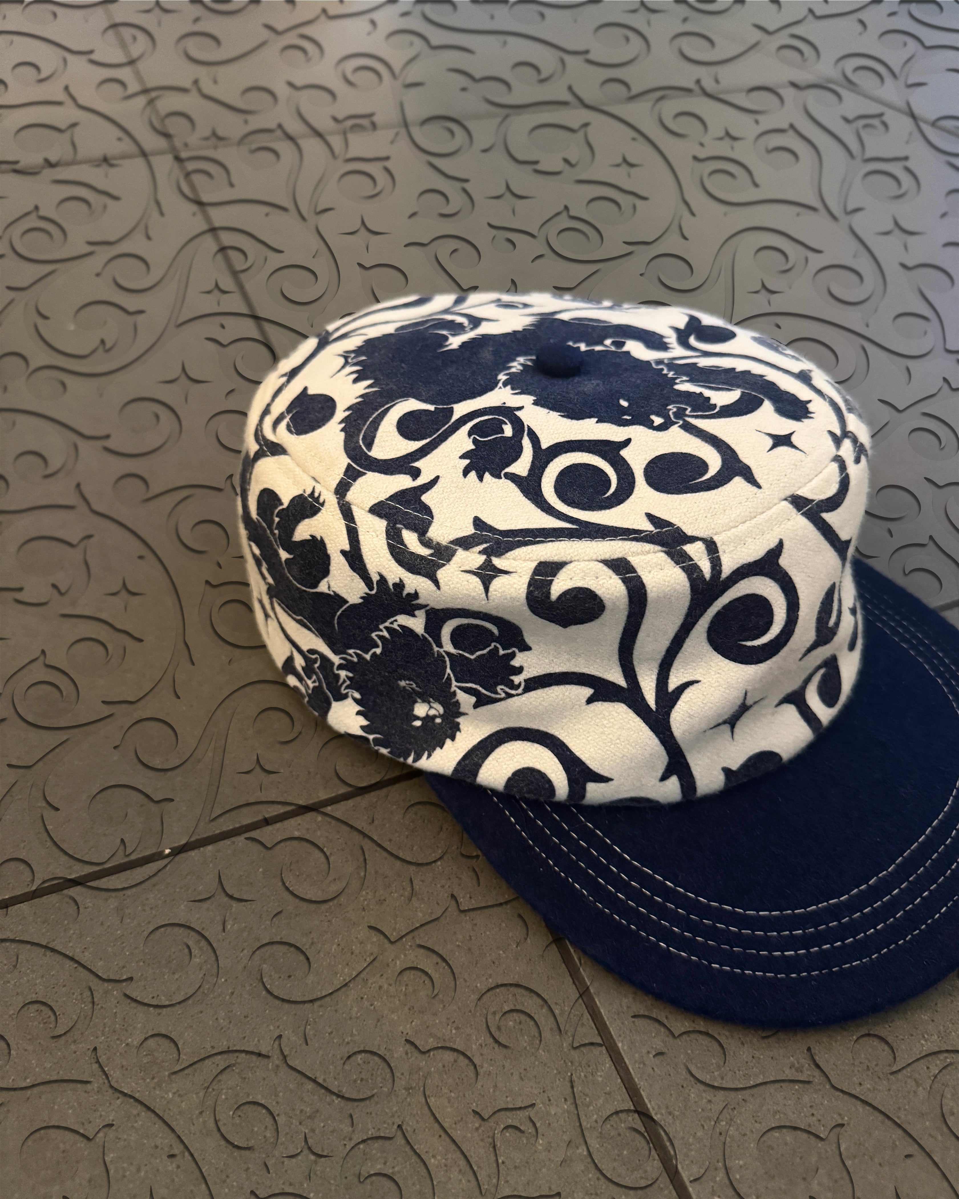'HUNTING STARS' PILL CAP